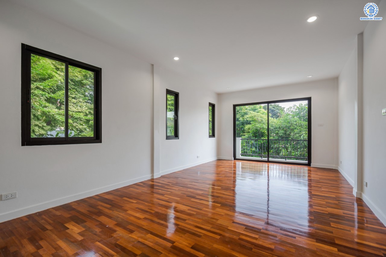 บ้านมือสองตกแต่งใหม่ แบรนด์ LH ม.ชัยพฤกษ์ วัดลาดปลาดุก หลังมุม ตอบโจทย์ทุกการอยู่อาศัย เนื้อที่ 69.2 ตร.ว. ฟังก์ชัน 3 ห้องนอน 2 ห้องน้ำ 1 ที่จอดรถ บนทำเลดีที่สุด! ใกล้เซ็นทรัลเวสต์เกต ทางด่วน "กาญจนาภิเษก" และเพียง 10 นาที ถึงรถไฟฟ้า "สถานีคลองบางไผ่"